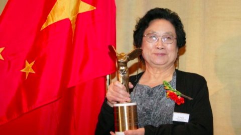 Tu Youyou, la prima donna cinese a vincere il premio Nobel per la medicina