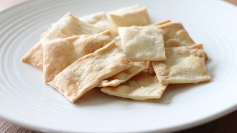 Crackers salati alla curcuma, la ricetta della settimana