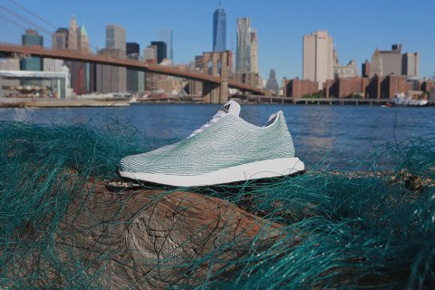 Adidas produce le prime scarpe create con rifiuti marini