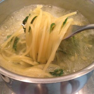 Spaghettoni con verza e curcuma, la ricetta del lunedì
