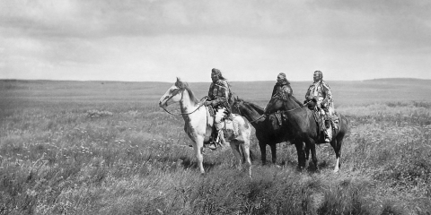 Gli indiani Blackfeet, i piedi neri, riconquistano le loro terre