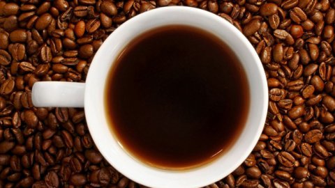 Tutto il buono del caffè: le origini di questo piacere a cui moltissimi italiani non sanno rinunciare