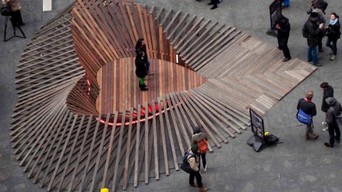Le macerie dell’uragano Sandy riciclate in un grande cuore di legno