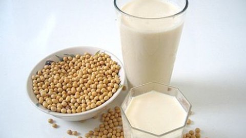 Il latte di soia fa bene: le qualità di una bevanda gustosa e salutare